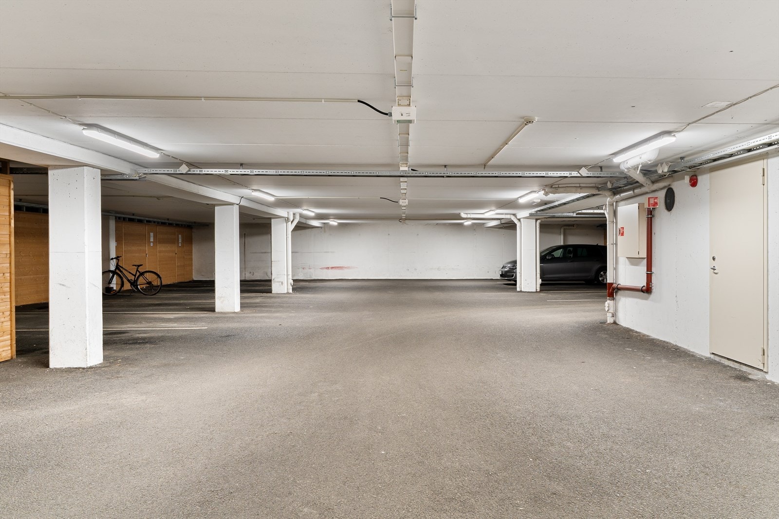 Parkering i kjeller med egen biloppstillingsplass, bod og el-bil lader Galleribilde