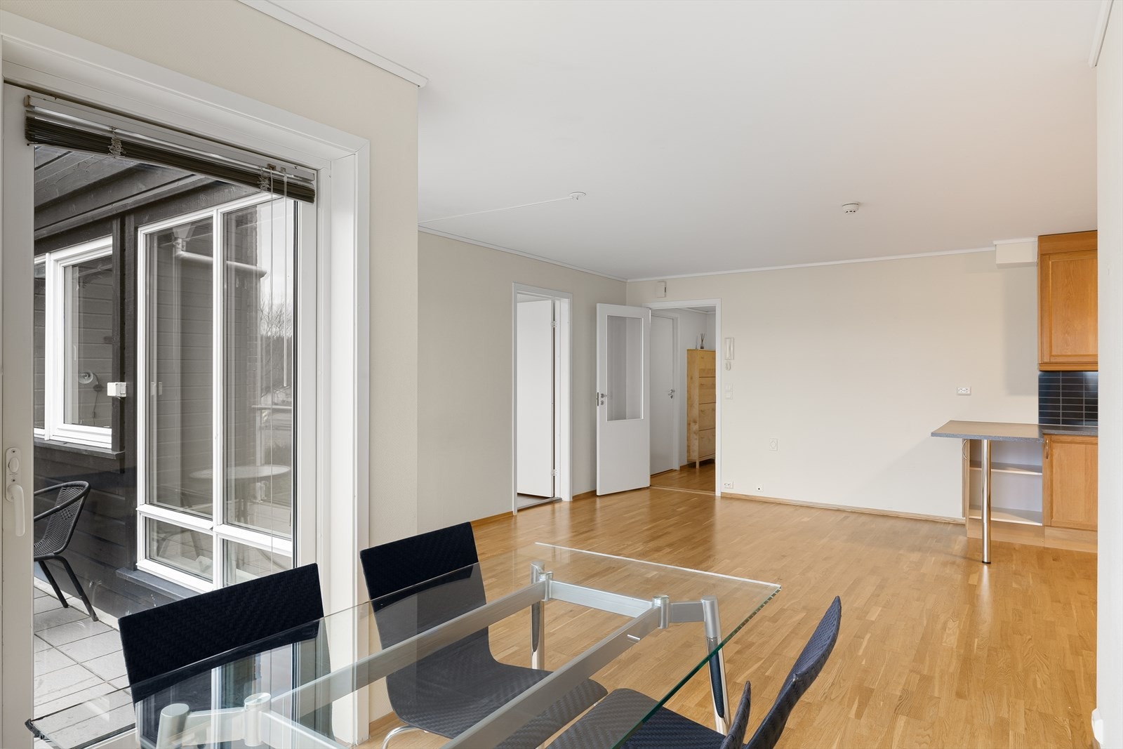 Utgang til balkong fra stue/kjøkken Galleribilde