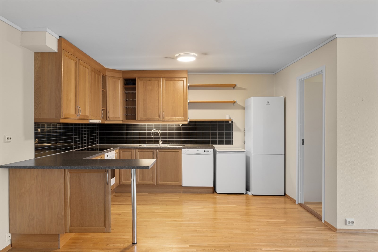 Stort kjøkken med god skap- og benkeplass Galleribilde