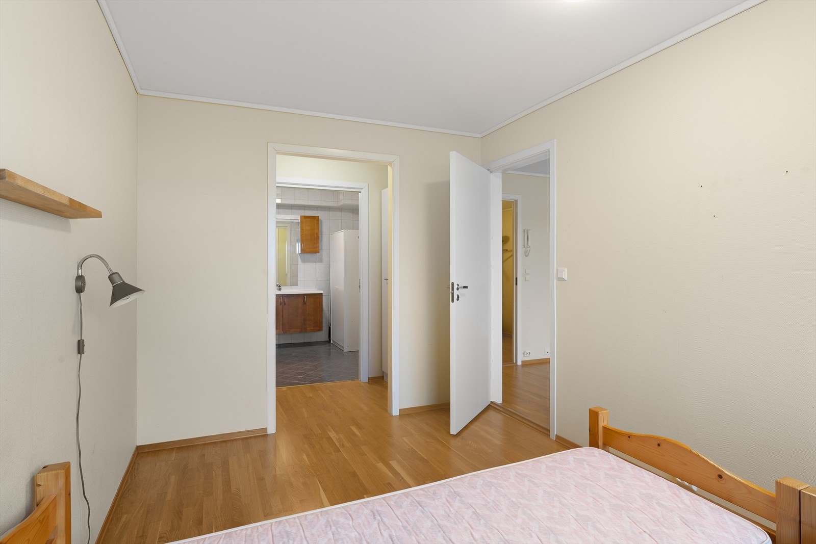 Det er egen inngang fra bad og stue til hovedsoverommet Galleribilde