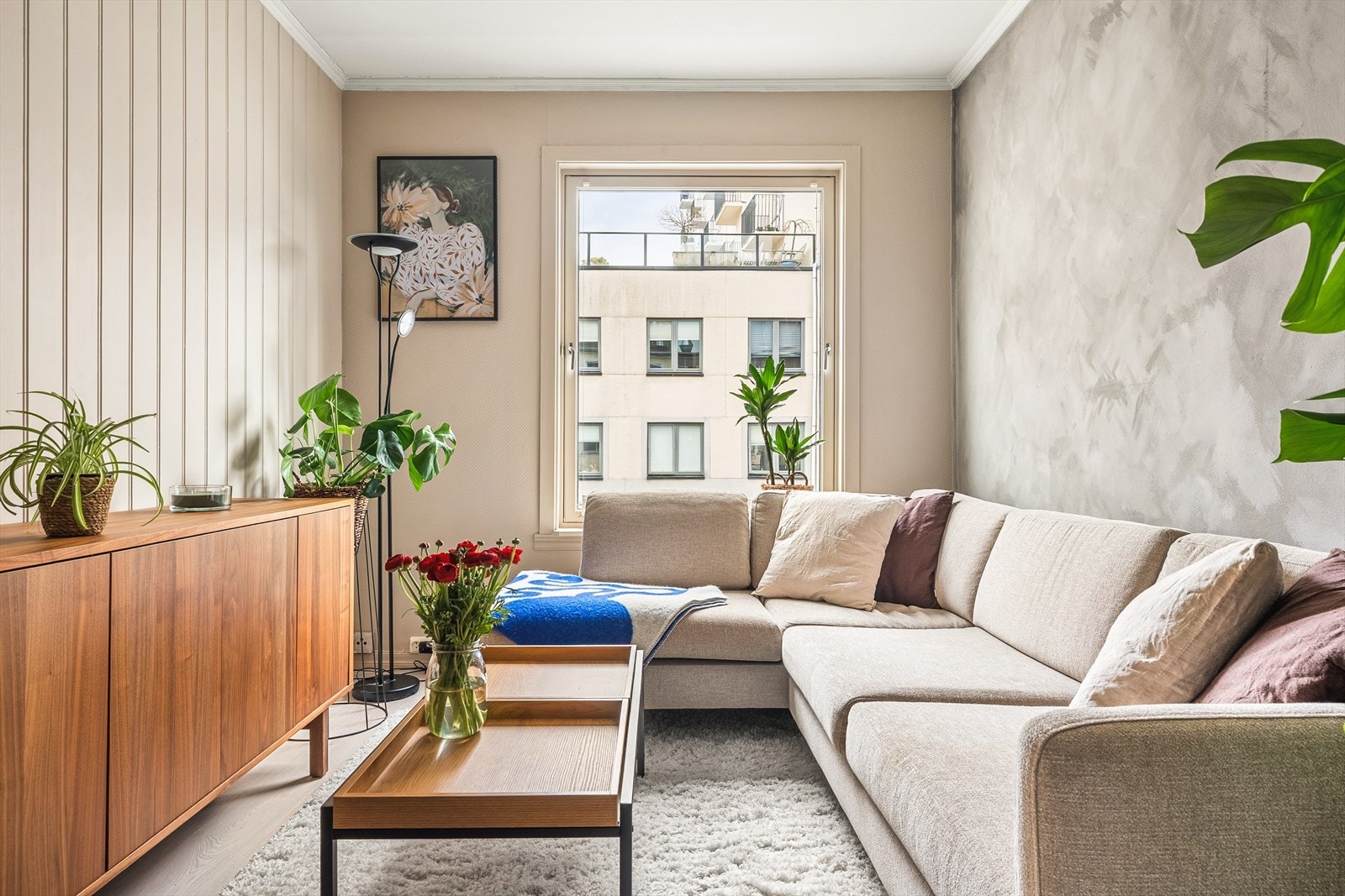 Stuen er malt i tidsriktige fargepaletter og har en god størrelse på ca. 16,9 m², hvor man har god plass til sofa og spisegruppe. Galleribilde