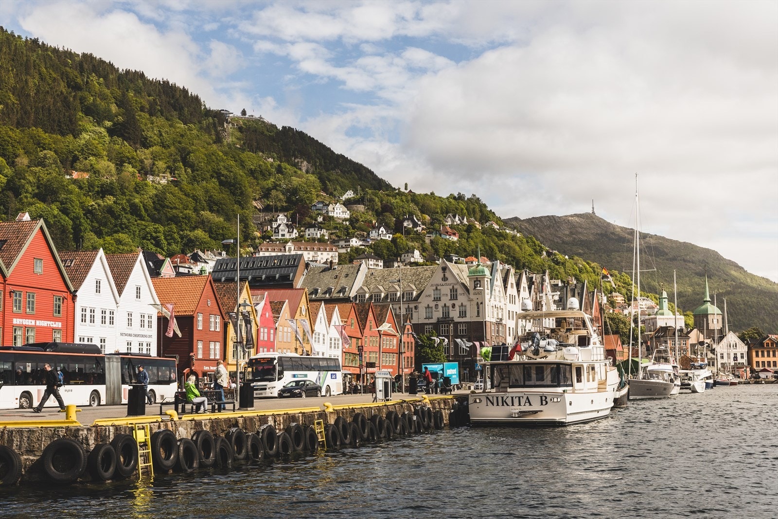 Bryggen ligger innen kort gange fra leiligheten hvor man kan nyte serverings mulighetene bryggen har å by på. Galleribilde