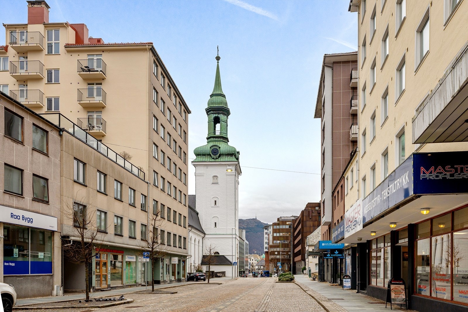 Strandgaten 202 ligger sentralt til i Strandgaten med kort vei til butikk, kaféer og restutanter. Og ca 15 minutters gangavstand til Torgallmenningen. Galleribilde