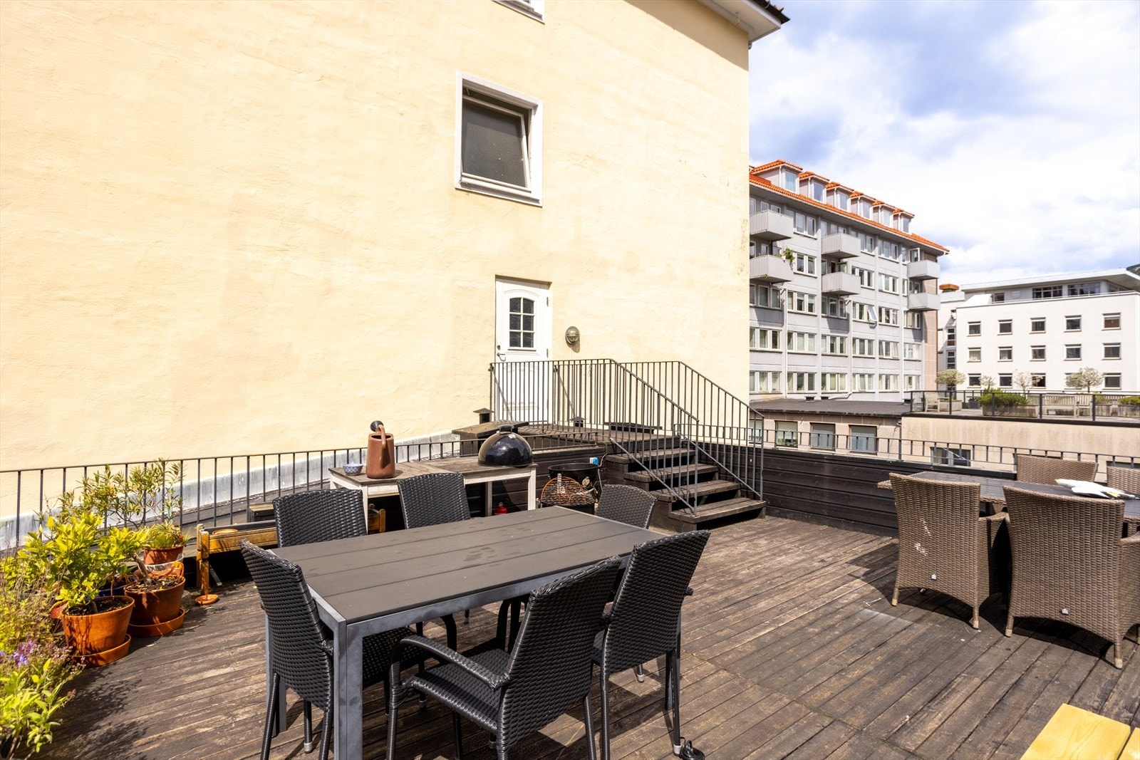 Her er det utemøbler, grill og et fantastisk sted å nyte fine sommersdager. Galleribilde
