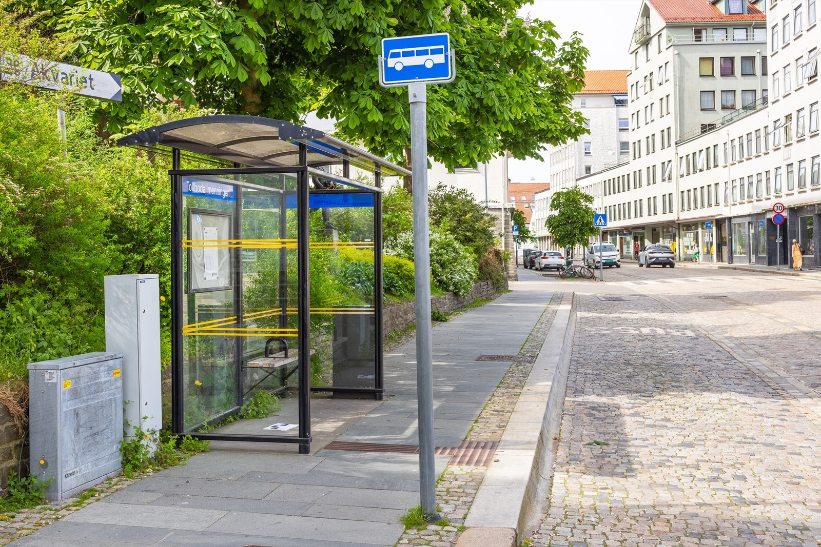 Busstoppet Tollbodallmenningen finner like borti gaten Galleribilde