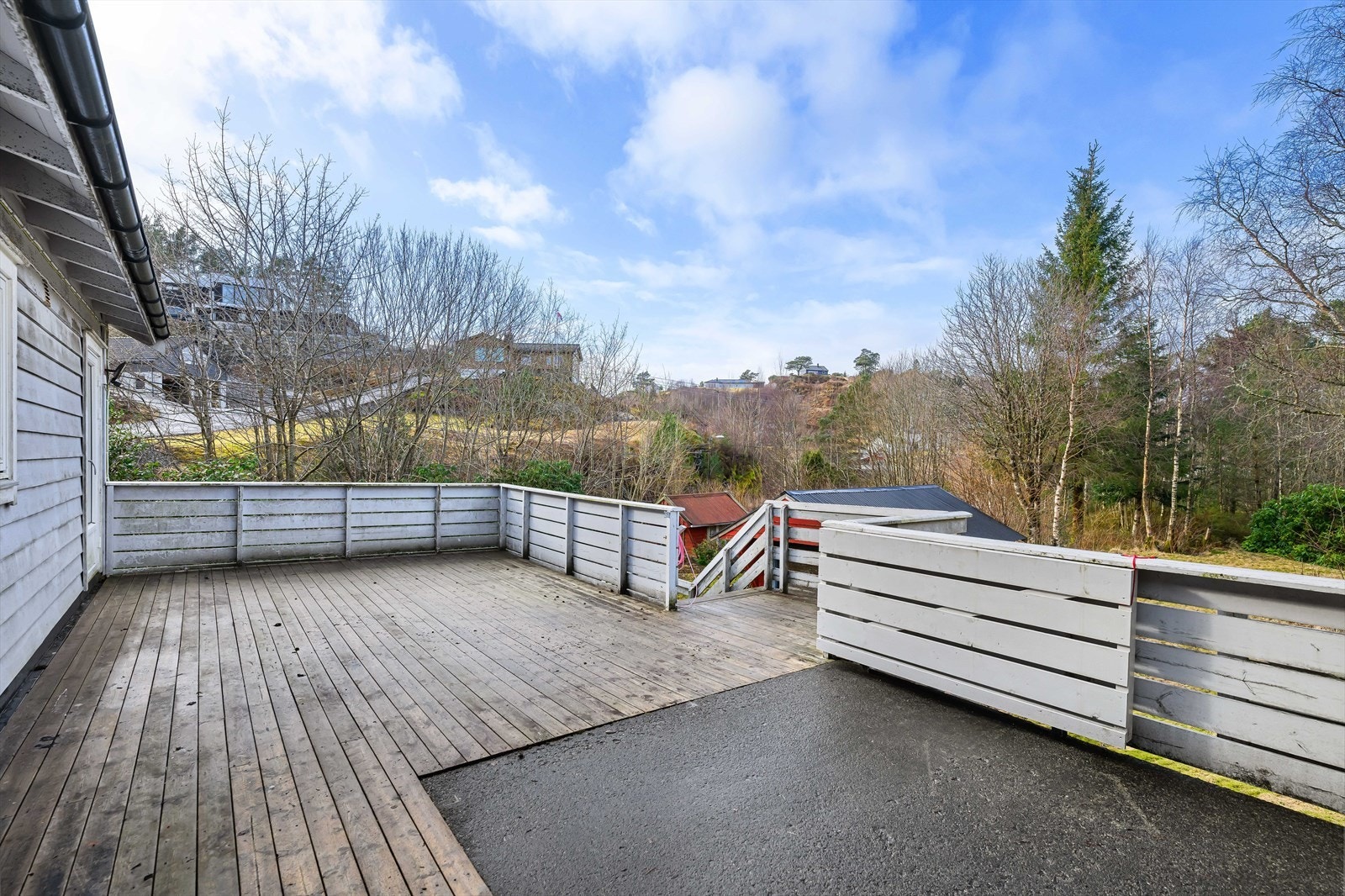 Fra den store terrassen i nord kommer en til det skjermede inngangspartiet. Galleribilde