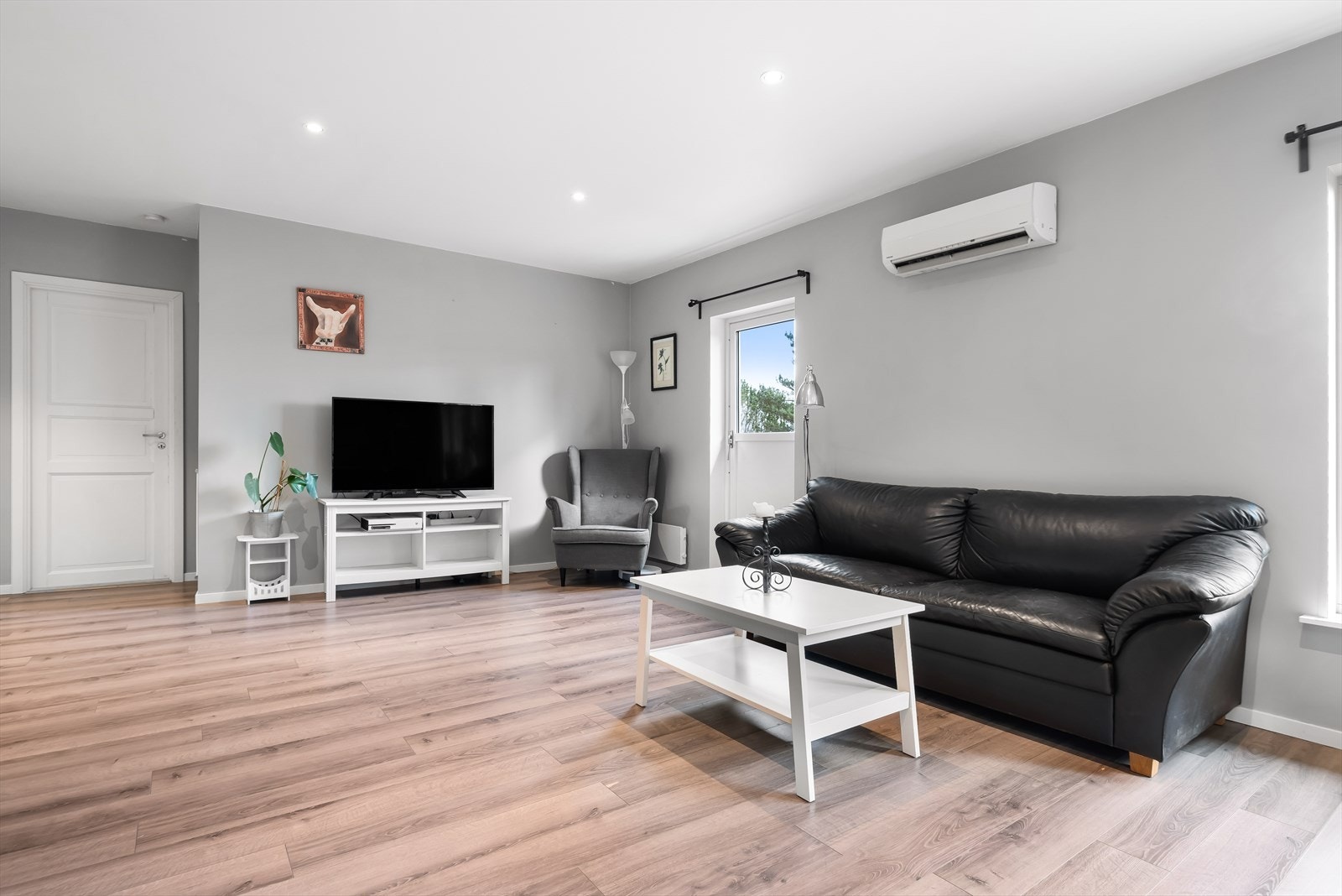 Store vindusflater og rikelig med naturlig lysinnslipp. Galleribilde