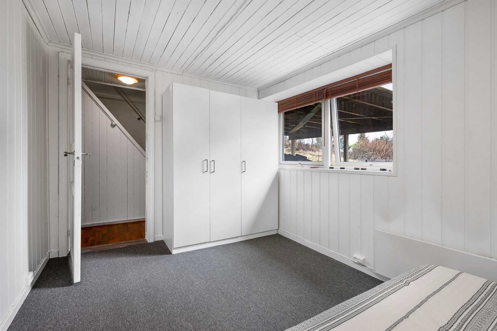 Boligens andre soverom er beliggende omtrent midt i etasjen med utsikt mot hagen og nærområdet i sørøst. Galleribilde