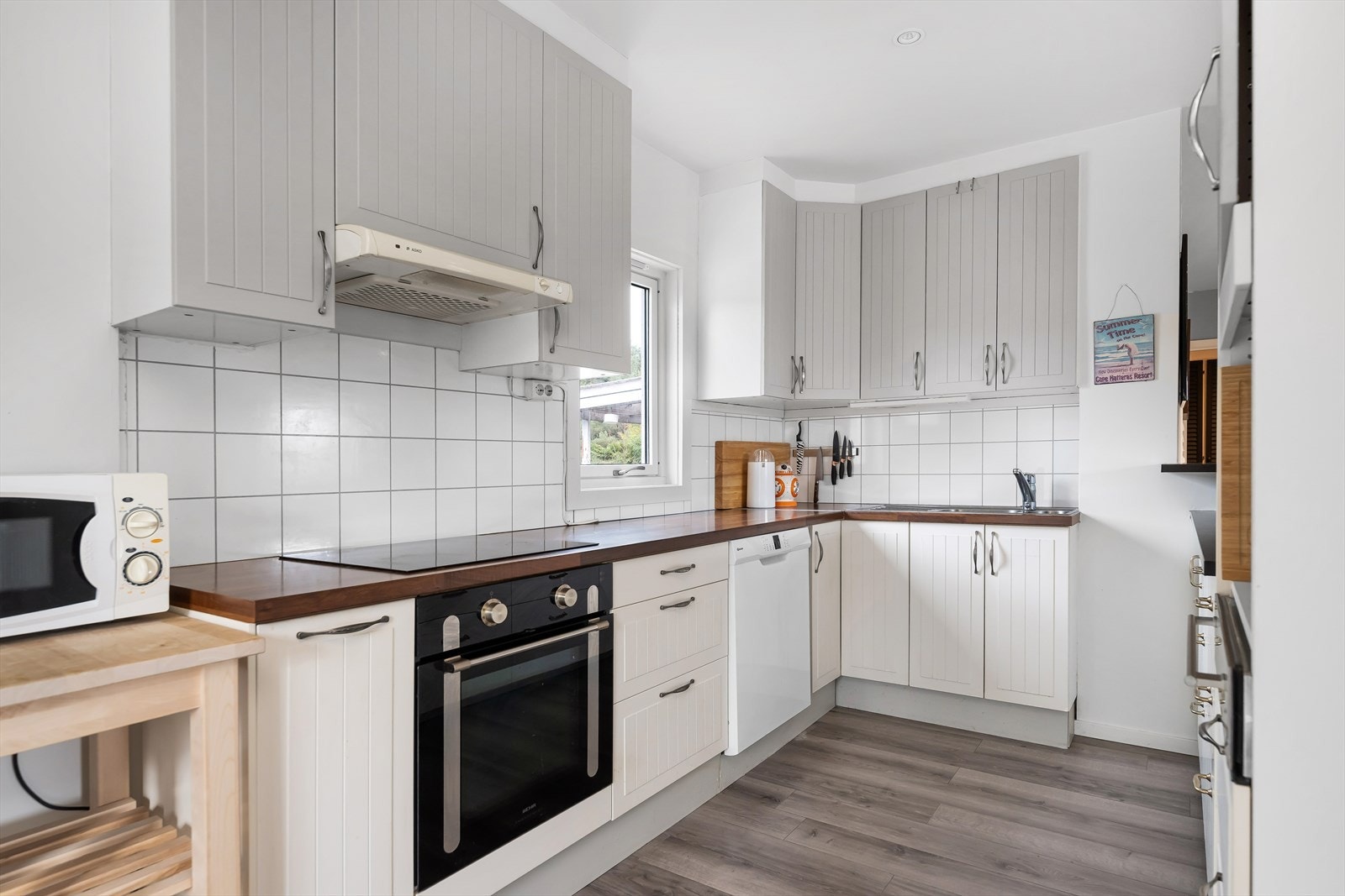 Kjøkkenet er delvis skjult fra stuen. Galleribilde