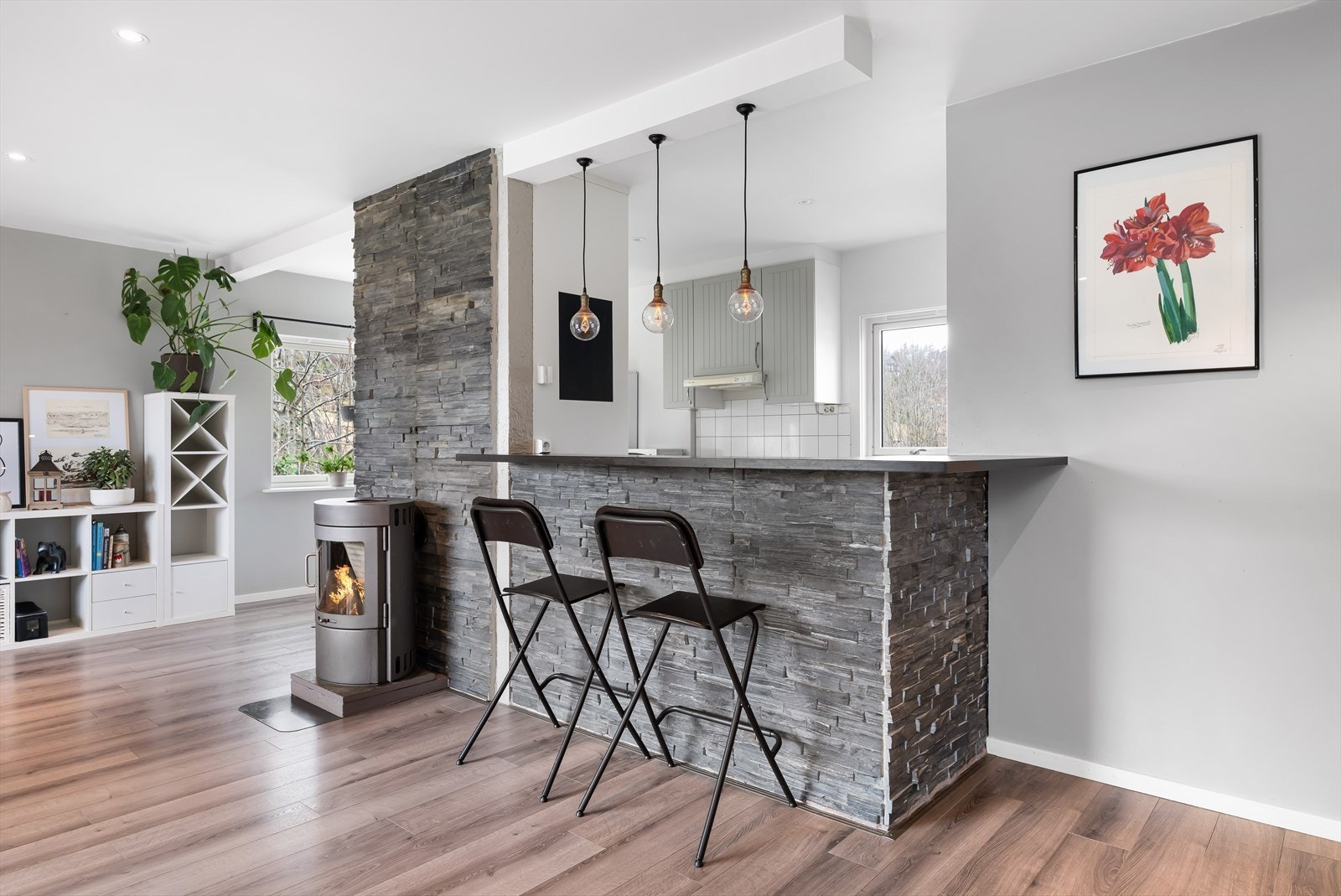 Oppvarmingen står en nyere luft-til-luft varmepumpe for, men det er også en peisovn om det skulle bli ekstra kaldt. Galleribilde