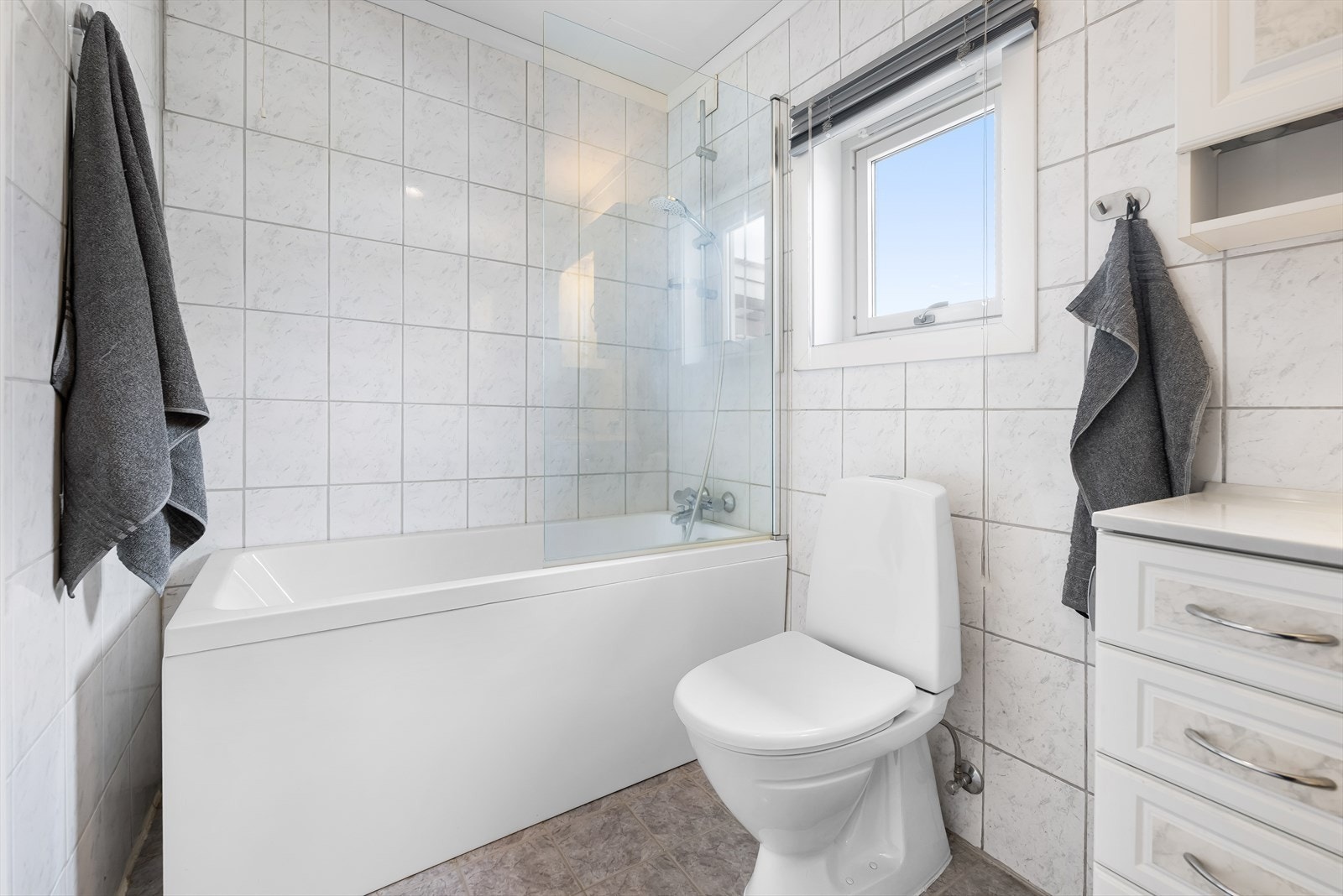 I rommet er det også blitt plass til badekar med med dusjløsning. Galleribilde