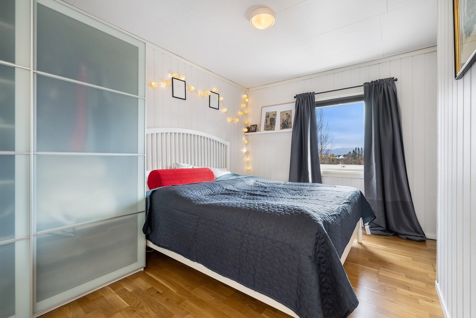 Hovedsoverommet er plassert i det østre hjørnet av etasjen. Et stort og flott rom med utsikt mot nærområdet, fjorden og fjellene i øst. Galleribilde