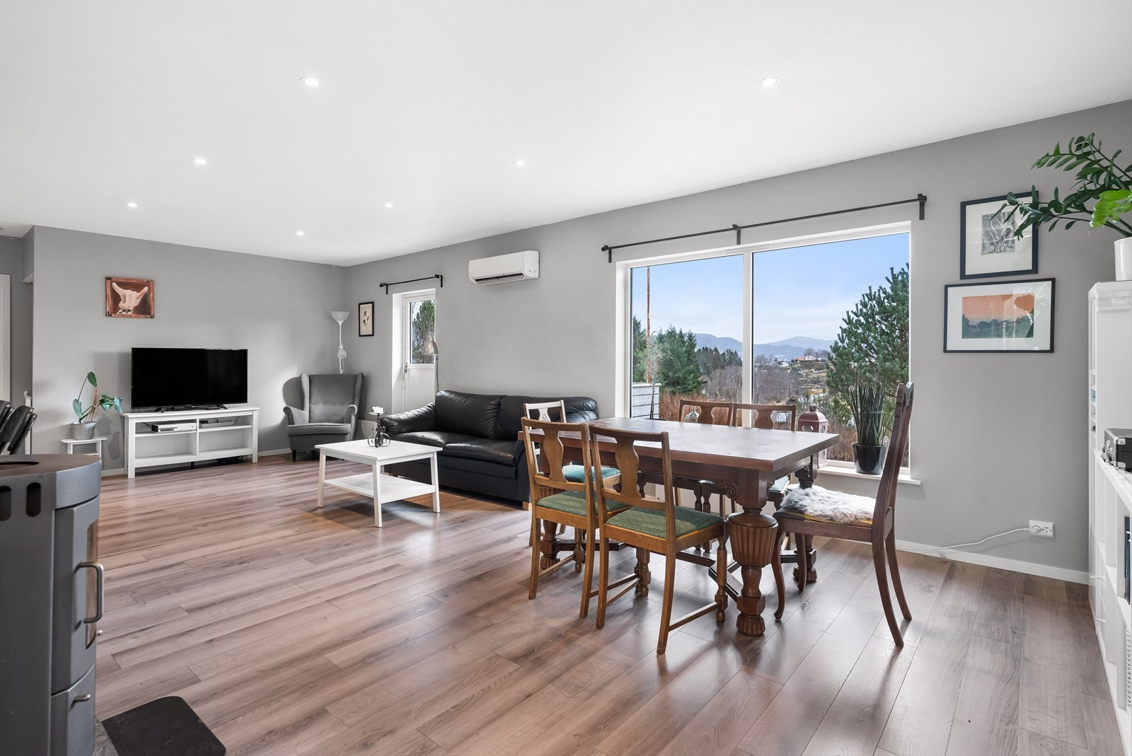 Rommets utforming gir en naturlig oppdeling. Her vil både sofagruppe, godstolene, spisebordet og TV-kroken finne sin naturlige plass. Galleribilde