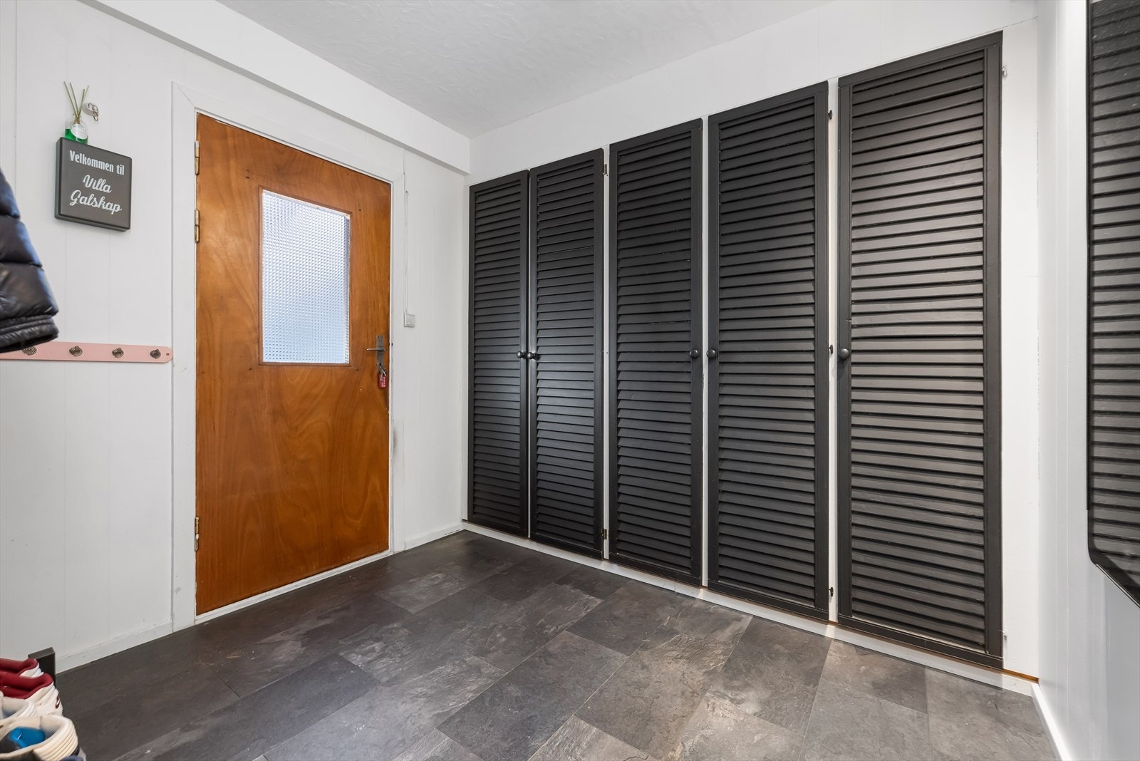 Boligens romslige entre/gang. Her er det rikelig plass til både klær og sko. Galleribilde