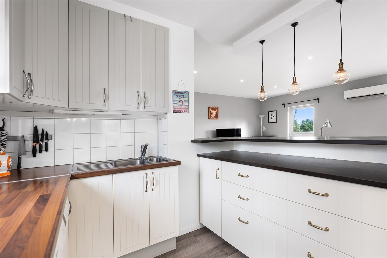 Den lyse innredningen har rikelig med både benkeplass og skapplass. Barløsning mot stuen. Galleribilde