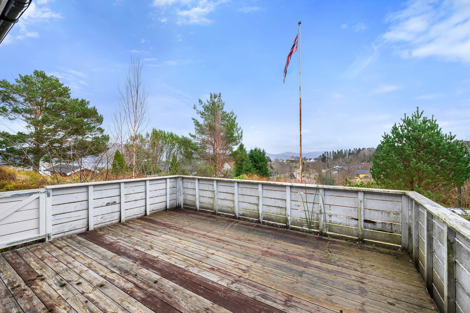 Fra rommet er det utgang til en stor sør-østvendt altan med utsikt over nærområdet, deler av fjorden samt Byfjellene. Galleribilde