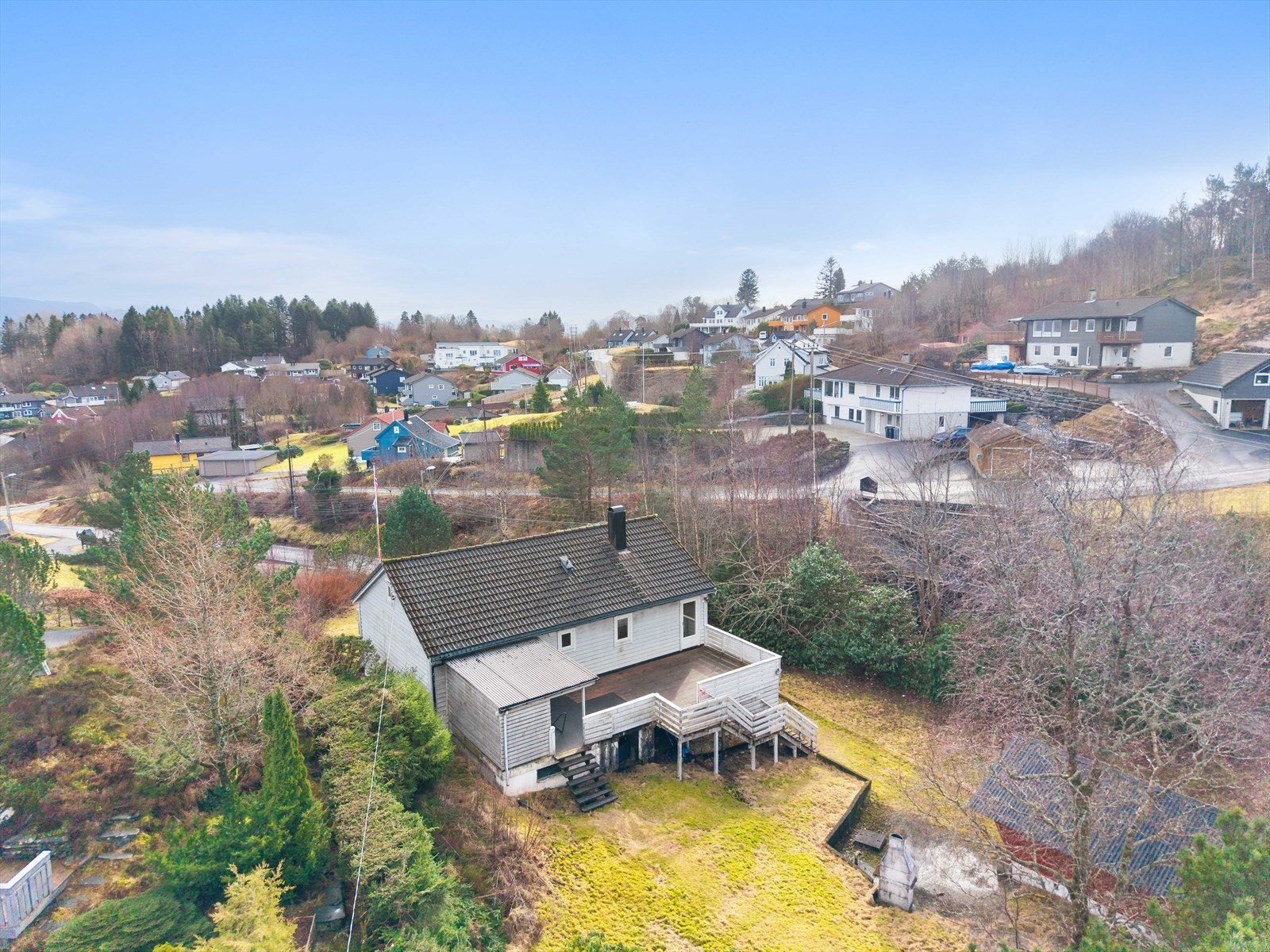 Stor og skjermet plen på nordsiden av boligen. Galleribilde