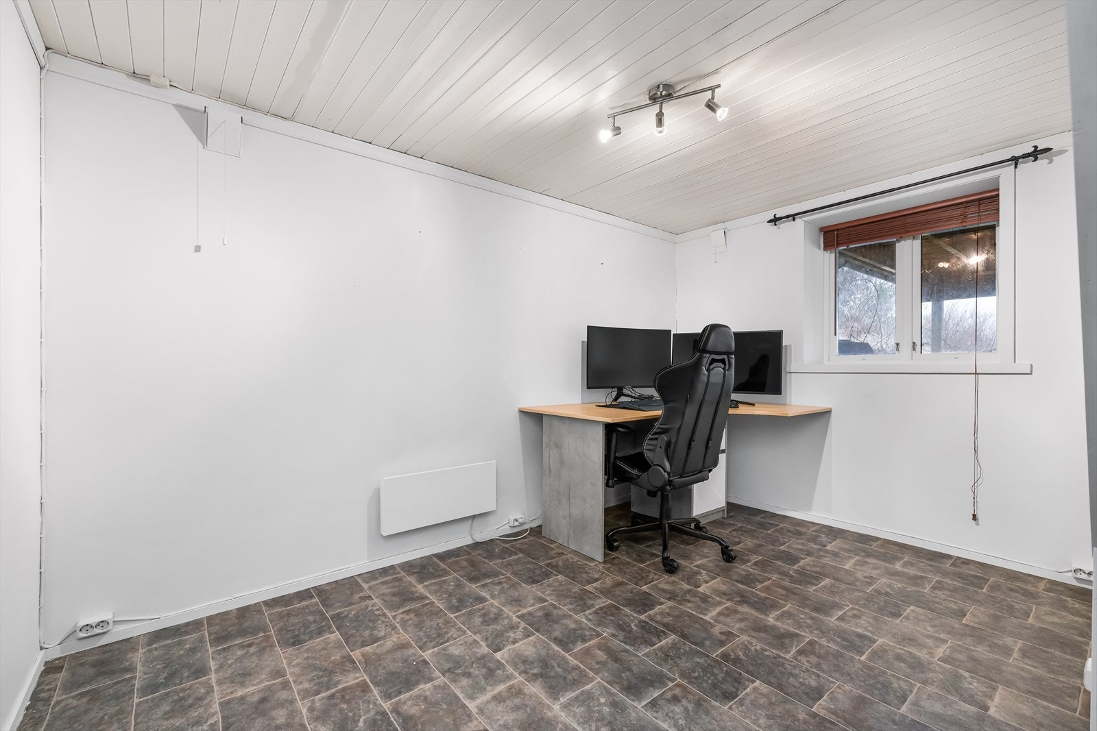 Etasjens andre soverom, og boligens tredje, finner en i det nordøstlige hjørnet. Også dette et stort og godt rom. Galleribilde