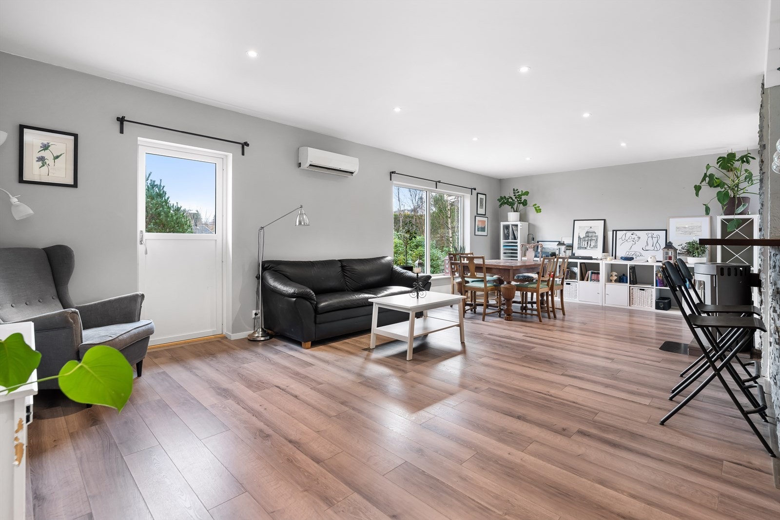 Stue/kjøkken er et herlig rom på over 50 kvm. Galleribilde