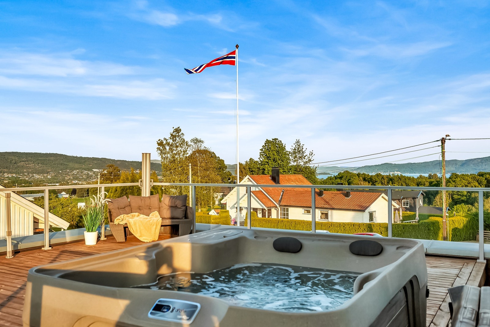 Delikat takterrasse med jacuzzi og nydelig utsikt - perfekt for avslapning året rundt. Galleribilde