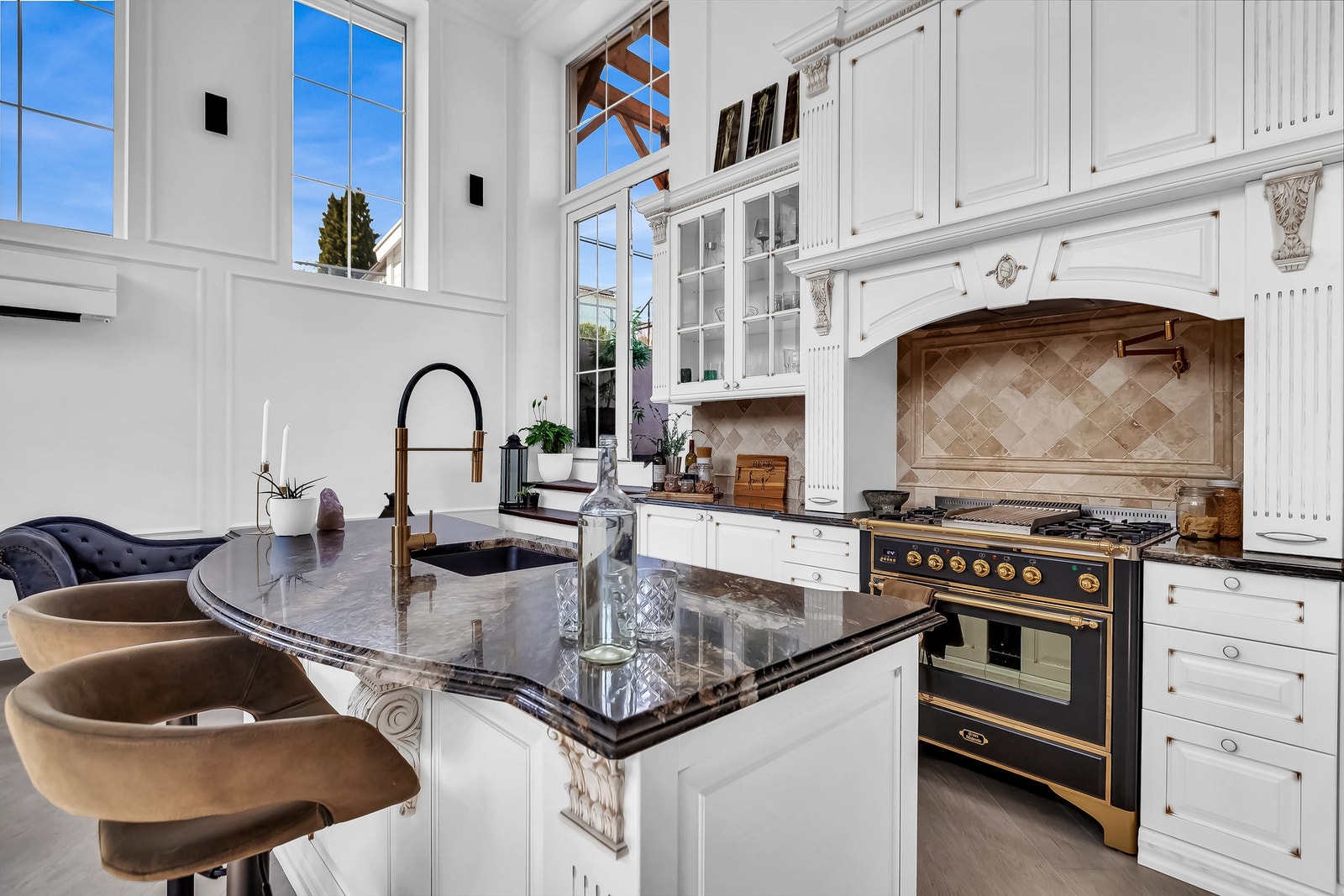 Eksklusivt kjøkken med klassiske detaljer, rikelig skapplass og gjennomført høy kvalitet i materialvalg. Galleribilde