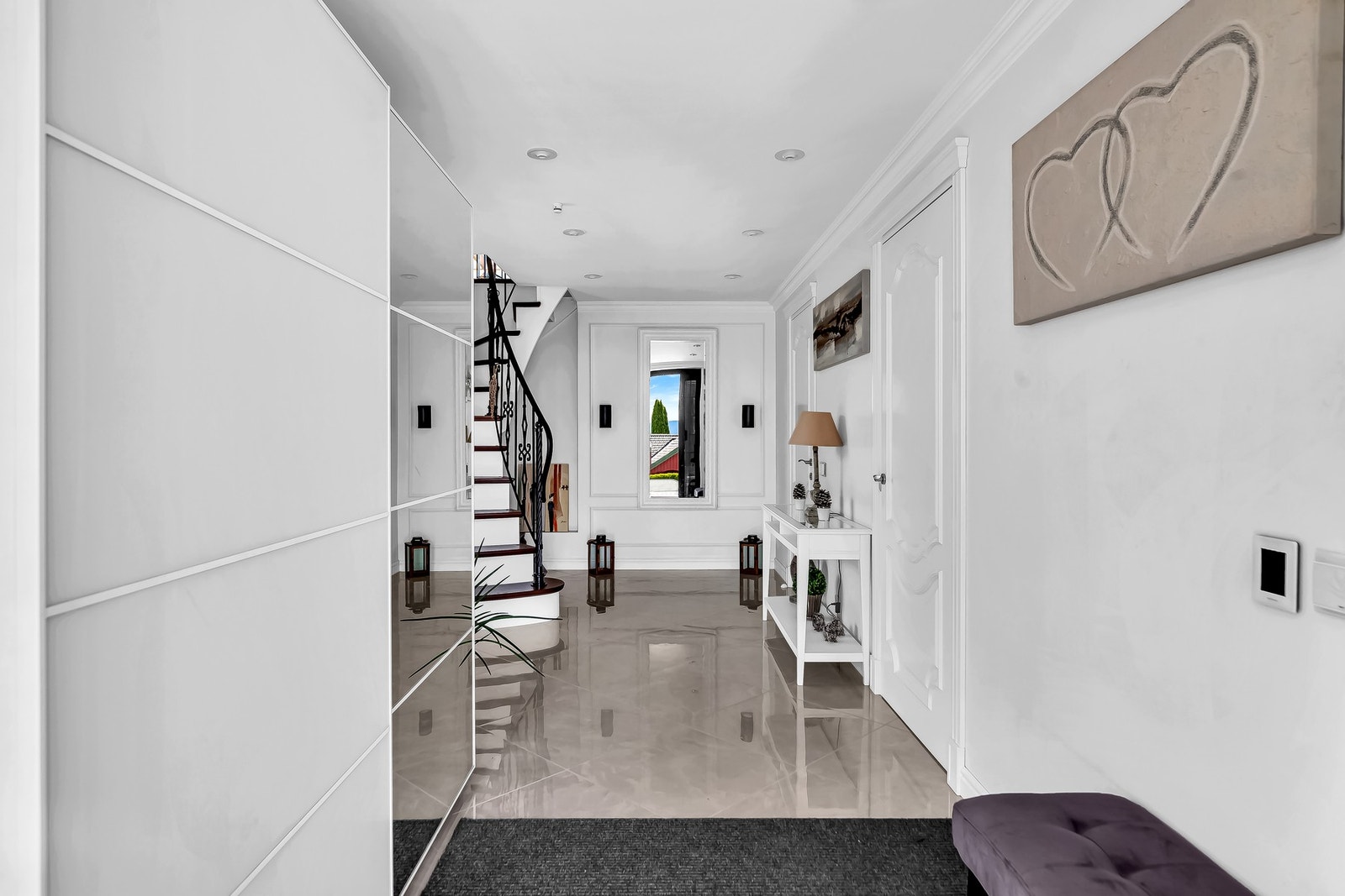 Entreen er delikat lagt med glaserte fliser med gulvvarme, downlights i himlingen og god oppbevaring. Galleribilde