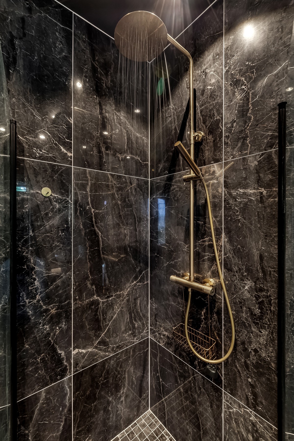 Dusjhjørne med flott armatur. Galleribilde