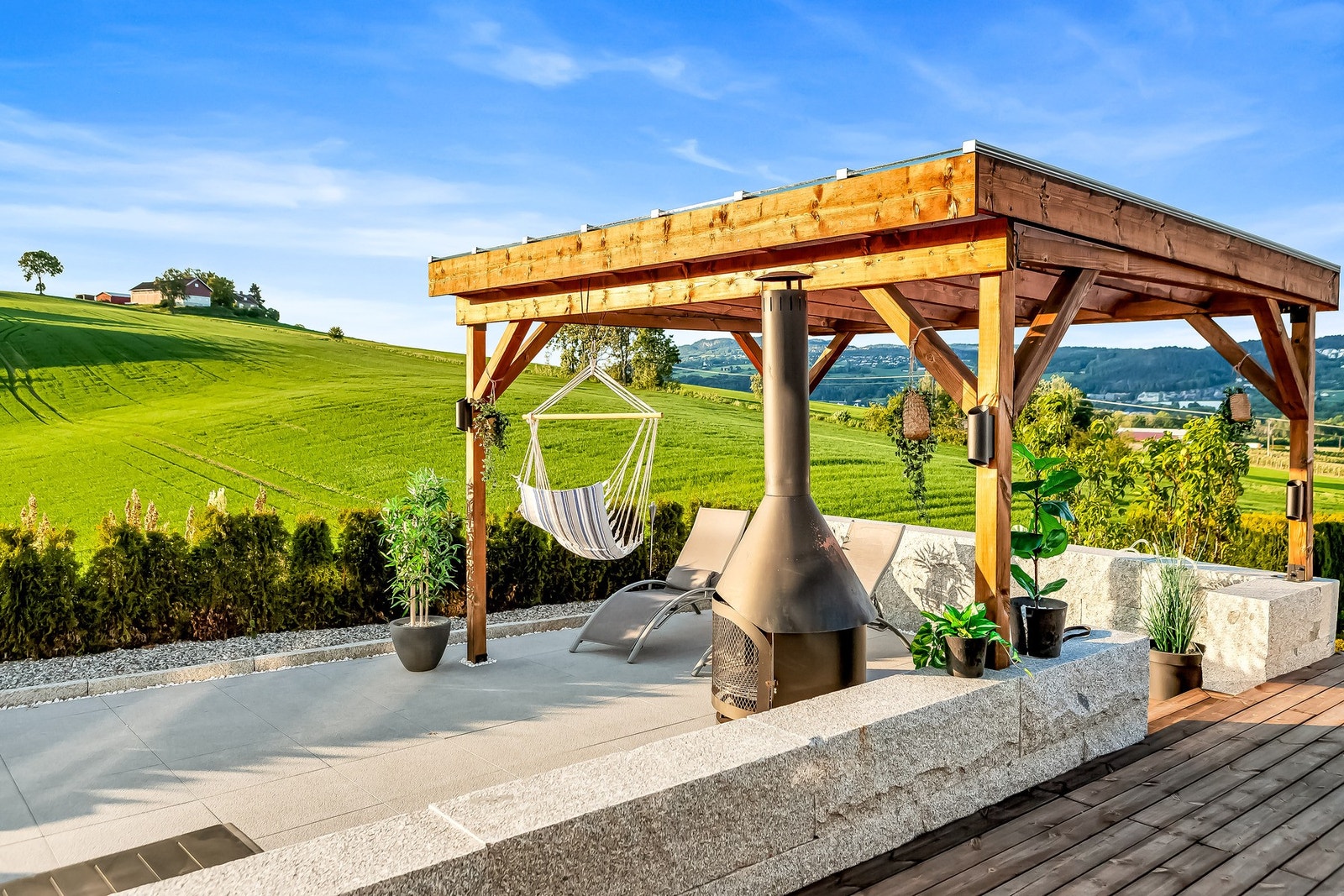 Lun pergola med peis gir en unik ramme for helårs bruk og hyggelige kvelder. Galleribilde