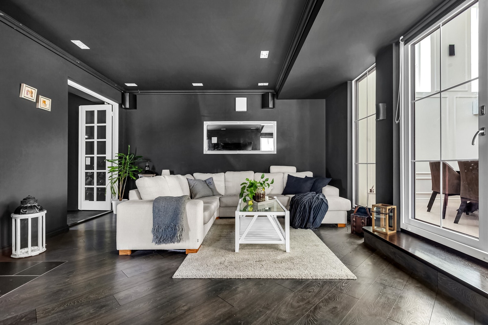 Stilfull og lun stue med mørke, moderne overflater som skaper en eksklusiv atmosfære. Galleribilde