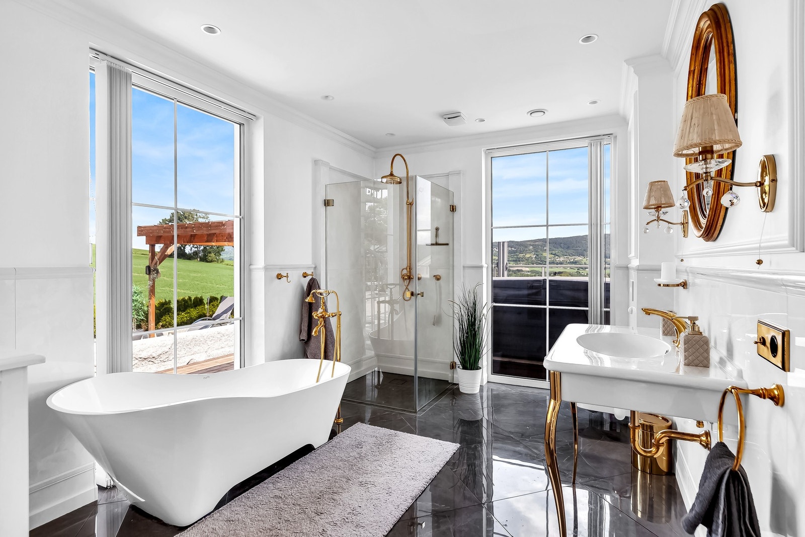 Badet i 2. etasje er et av høydepunktene i boligen, gjennomført armatur, frittstående badekar og rålekker servant. Galleribilde