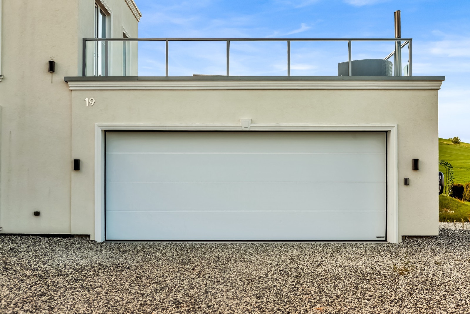 Parkering er enkelt, det er dobbelgarasje med innvendig adkomst. Galleribilde