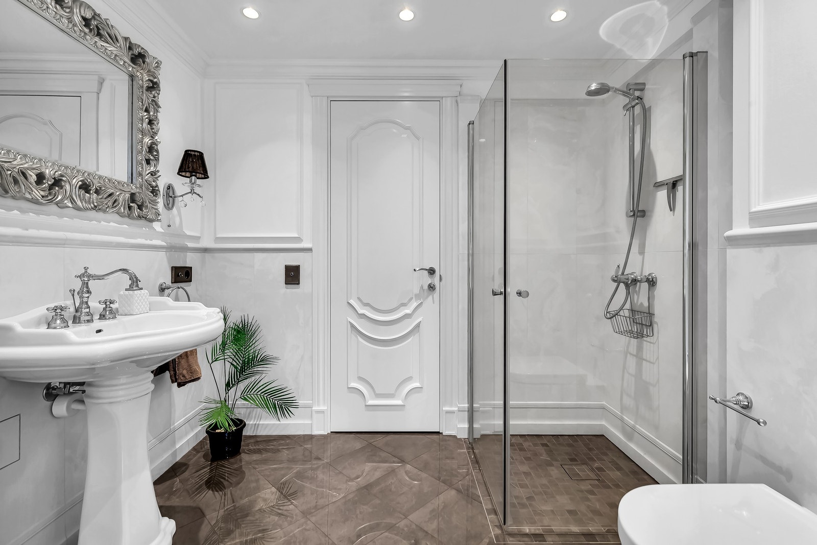 Her er det gjort et godt stykke arbeid, selvfølgelig gulvvarme her og. Fra badet er det adkomst til et praktisk vaskerom. Galleribilde