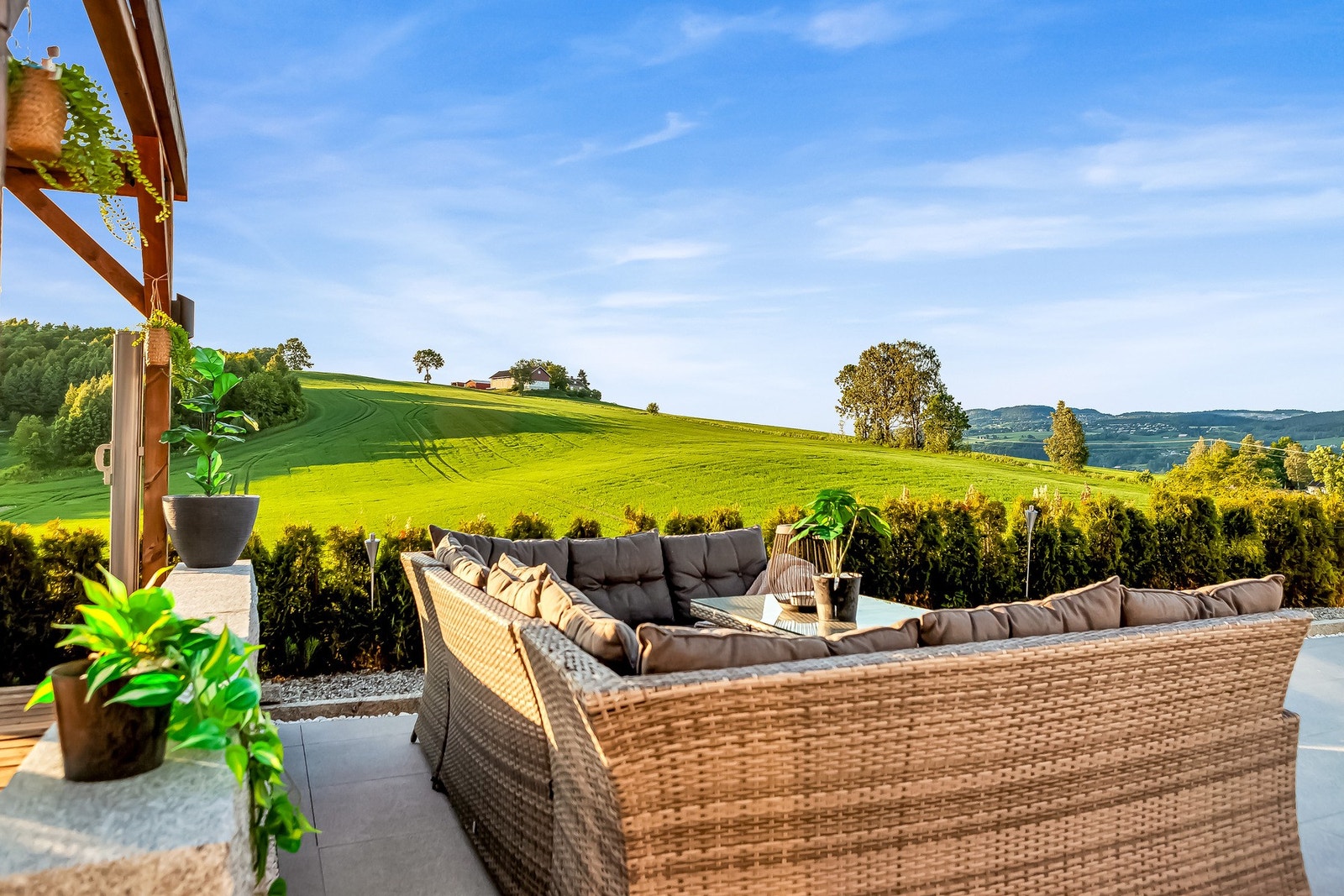 Fantastisk uteplass med panoramautsikt over vakre landskap - perfekt for lange sommerkvelder. Galleribilde