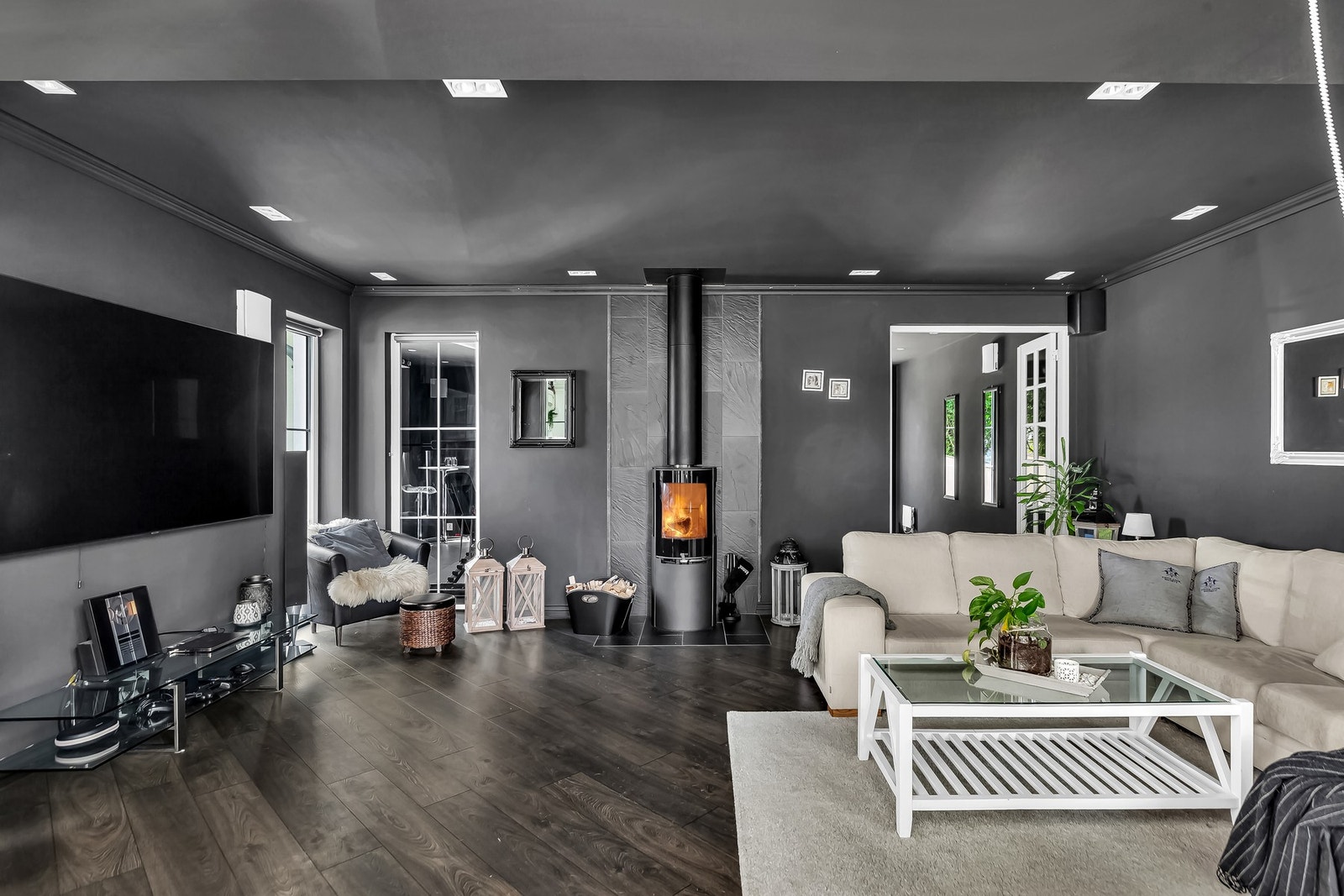 Her står det en lekker peisovn av merke Aduro. Galleribilde