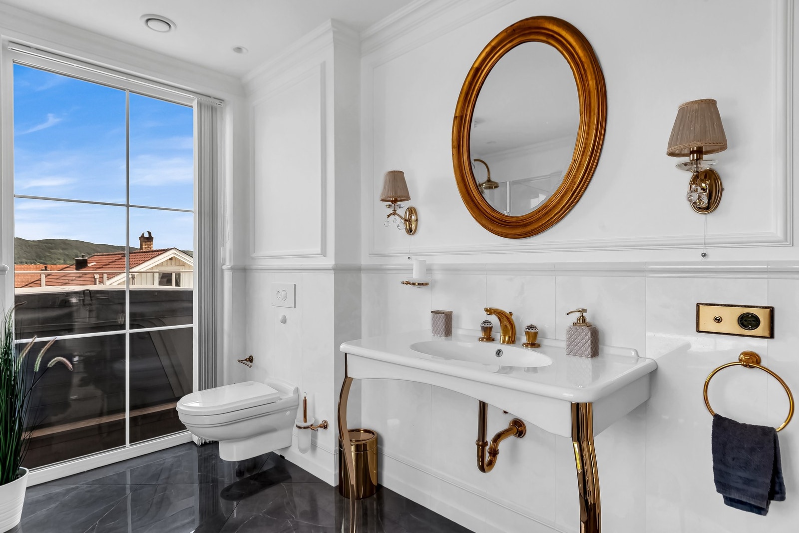 Romslig og luksuriøst baderom med frittstående badekar og gjennomført høy standard. Galleribilde