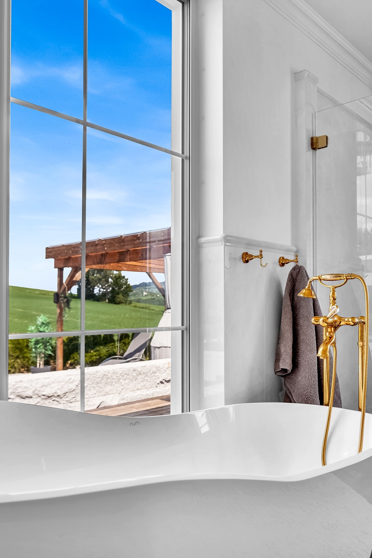 Nyt rolige stunder i badekaret med flott utsikt og rikelig med naturlig lys. Galleribilde