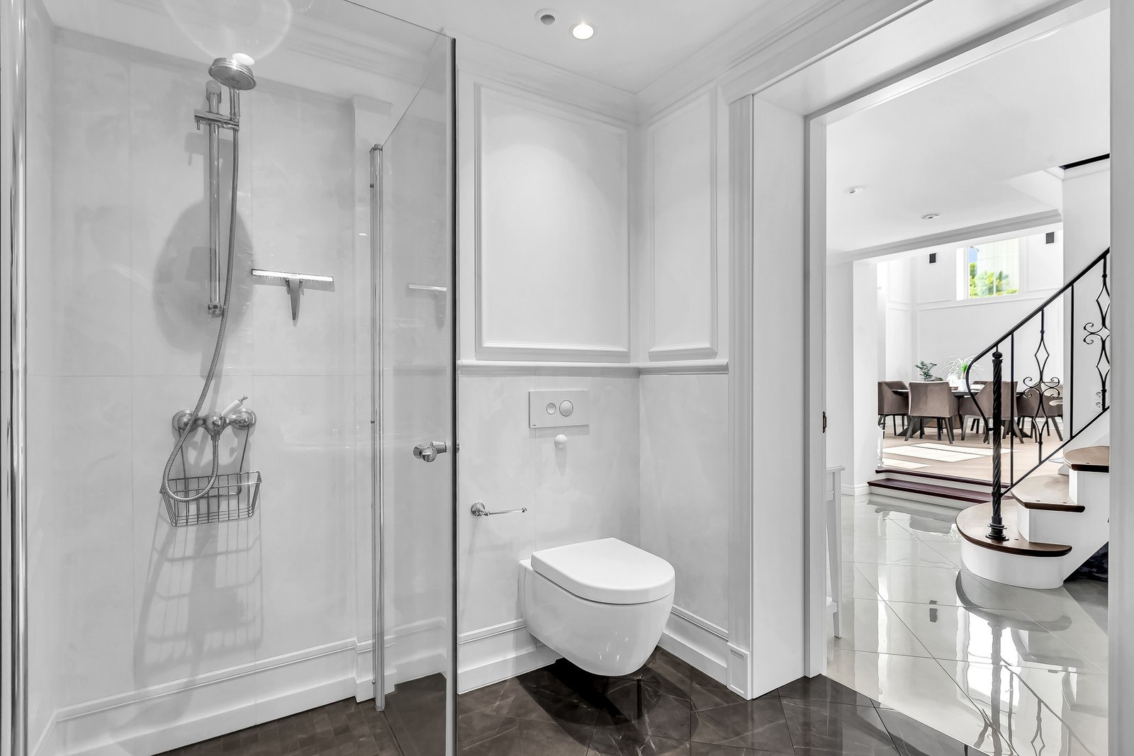 Fra entreen er det adkomst til 1. etasjens andre bad. Her i stil med entreen og kjøkkenet. Galleribilde