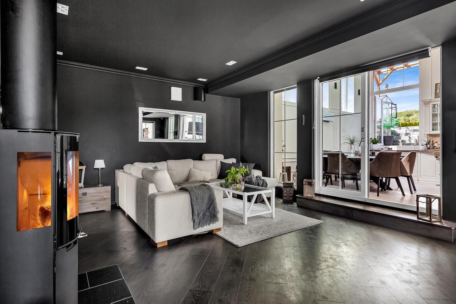 Fra kjøkkenet er det adkomst til stuen. Galleribilde