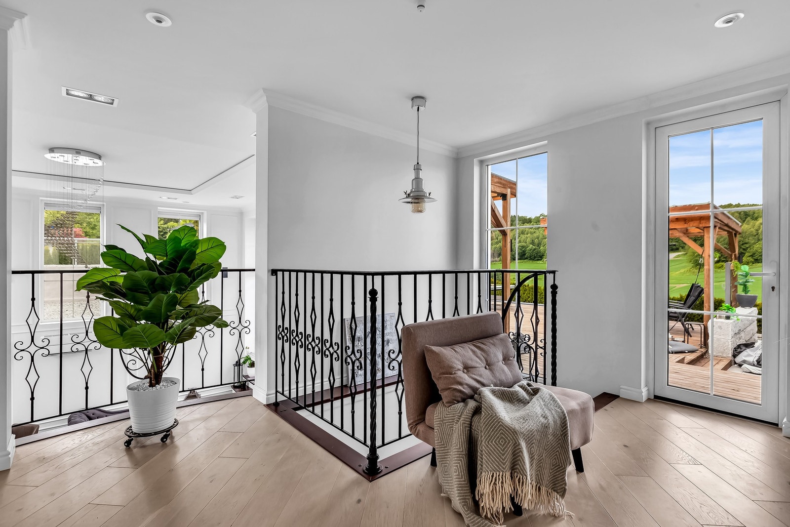 Oppe møter du en åpen og luftig gang med adkomst til utearealene. Galleribilde