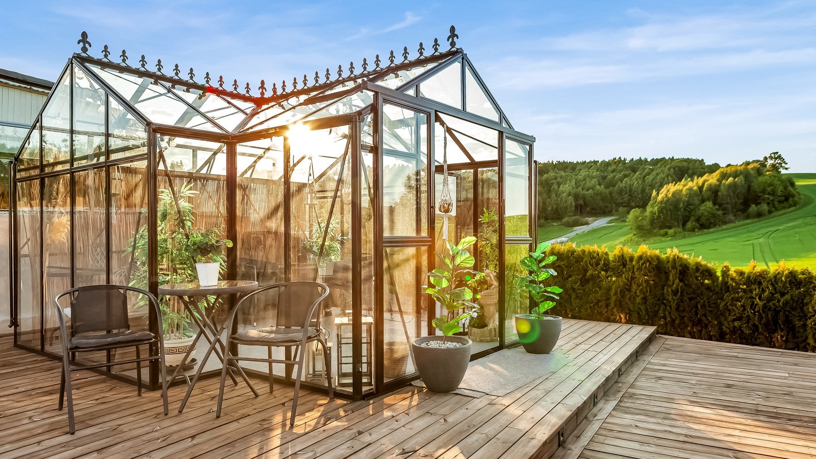 Sjarmerende drivhus som forlenger utesesongen og skaper en lun, idyllisk atmosfære. Galleribilde