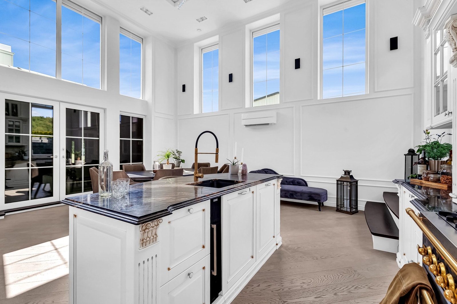 Kjøkkenet har rikelig med vindusflater, her får virkelig en luftig atmosfære. Galleribilde