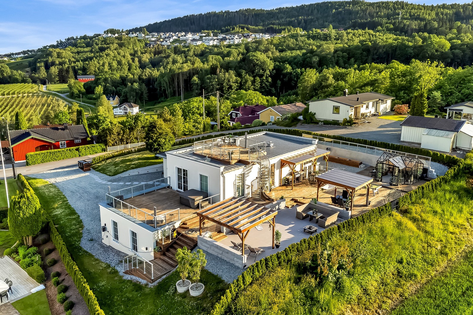 Fantastisk beliggenhet med vidstrakt utsikt over Liers vakre kulturlandskap og fjord. Galleribilde