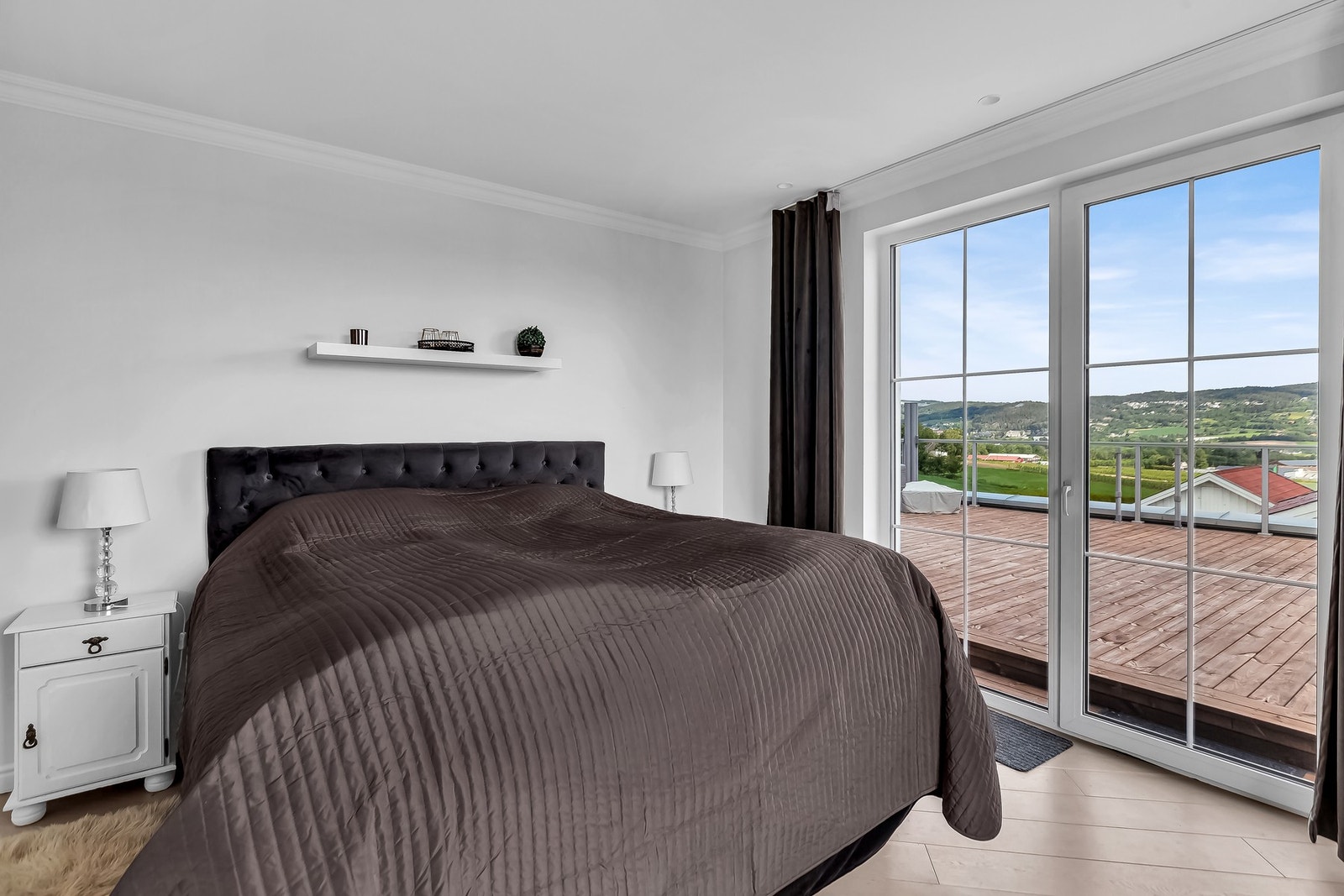 Fra hovedsoverommet er der direkte adkomst ut til takterrassen over garasjen. Galleribilde