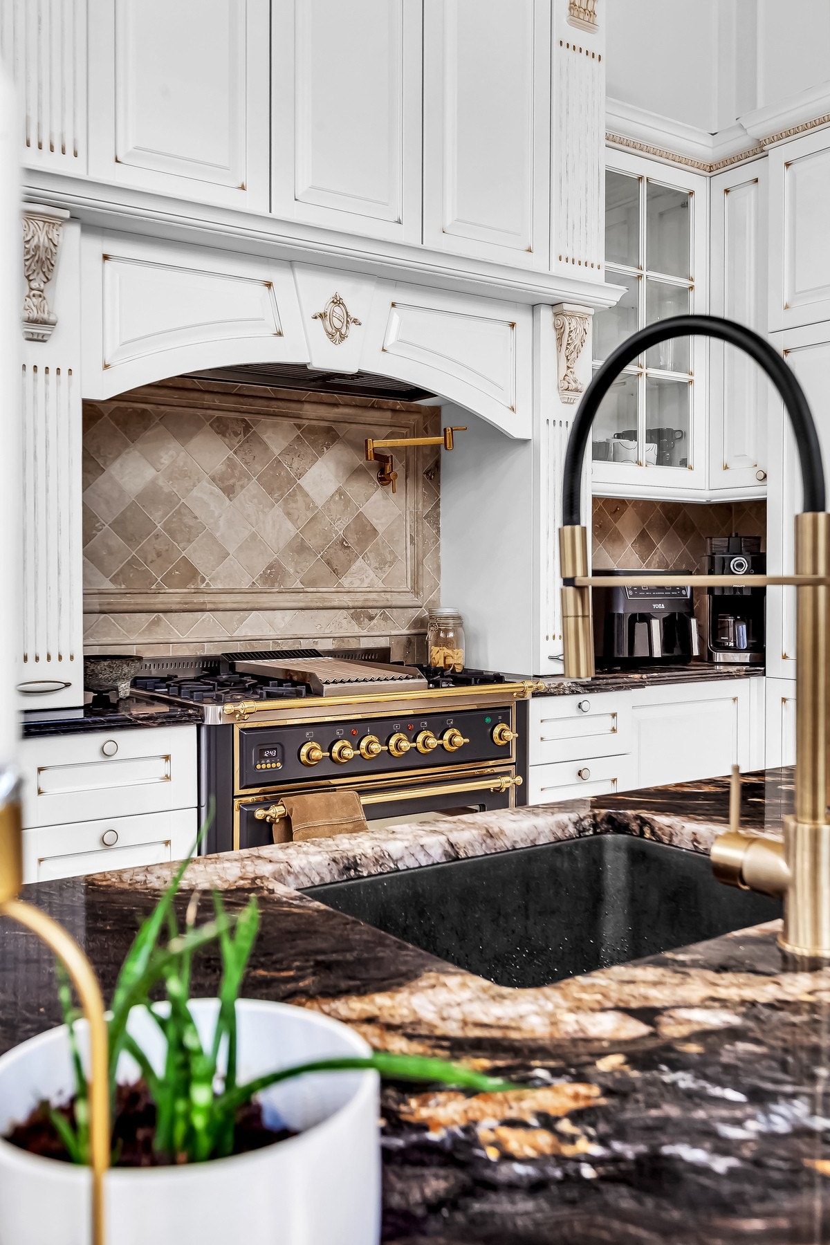 Lekre detaljer med integrert gasskomfyr, solide benkeplater og delikate overflater som gir kjøkkenet et eksklusivt preg. Galleribilde