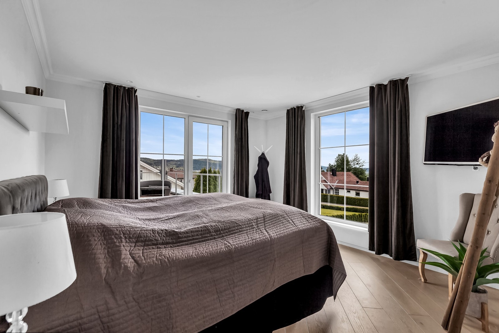 Romslig og luftig soverom med store vindusflater som gir rikelig med lys og flott utsikt mot nærområdet. Galleribilde