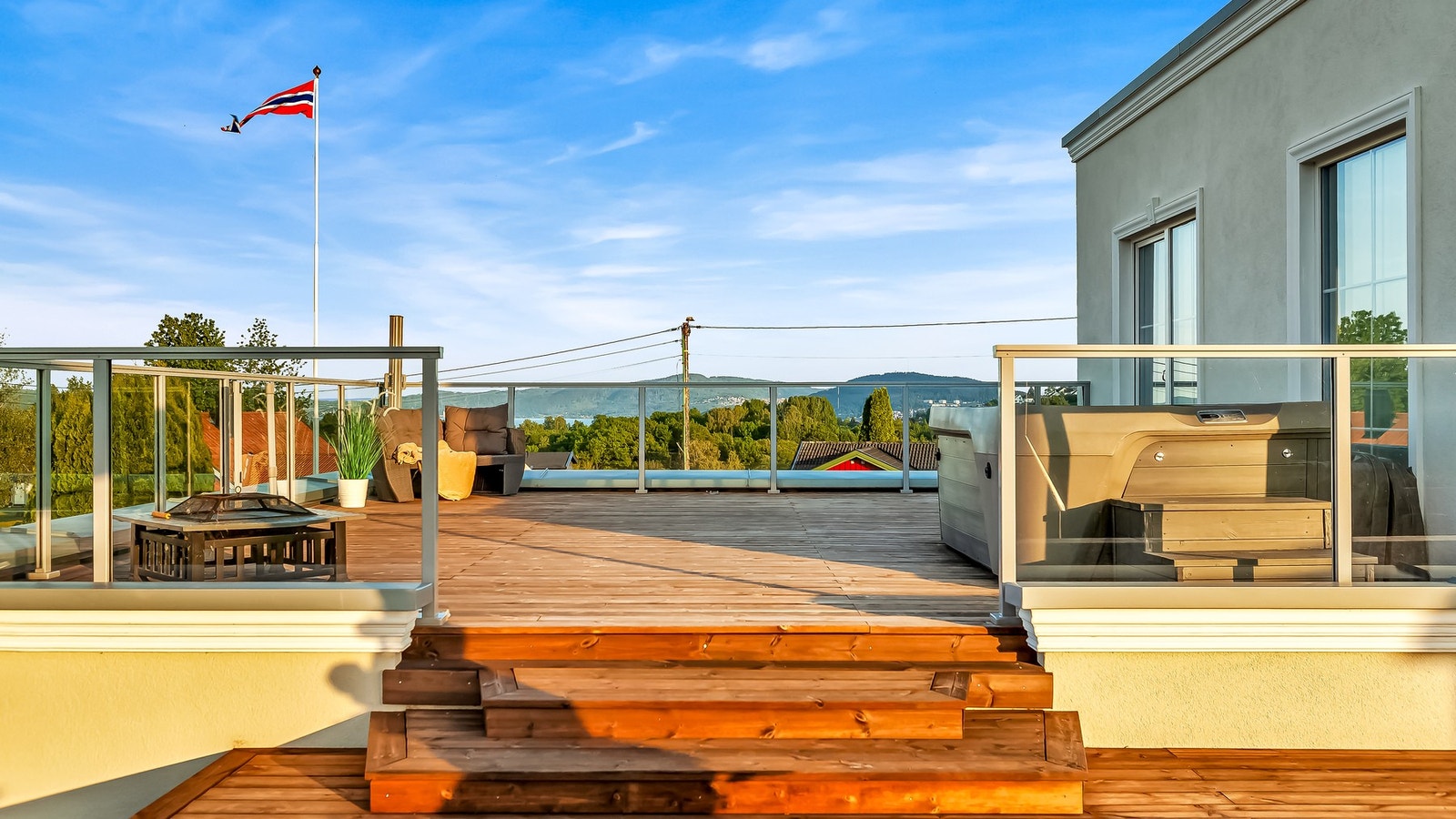 Her er det vakker sjø-utsikt og jacuzzi. Galleribilde