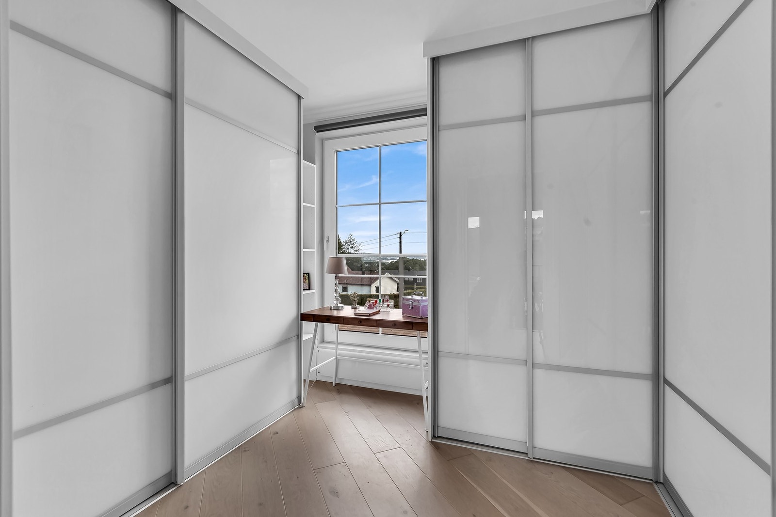 Det andre soverommet i 2. etasjen er i dag brukt som walk-in-closet. Galleribilde