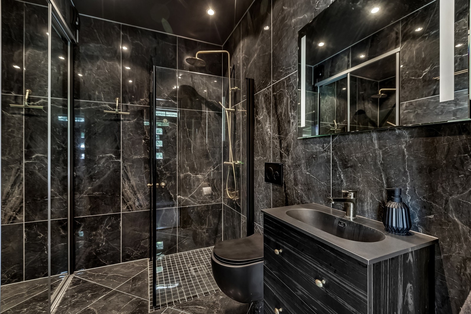 Baderom fra 2023 ikledd delikate fliser med gulvvarme og gjennomført stil. Ligger i boligens tilbygg som er godkjent som utleiedel. Galleribilde