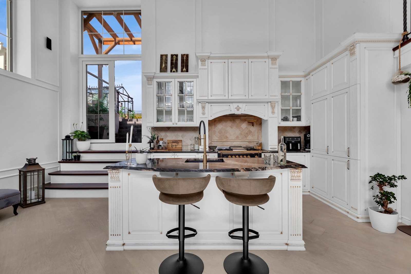 Kjøkkenet har også direkte adkomst ut til det fantastiske utearealet, det kommer vi tilbake til. Galleribilde