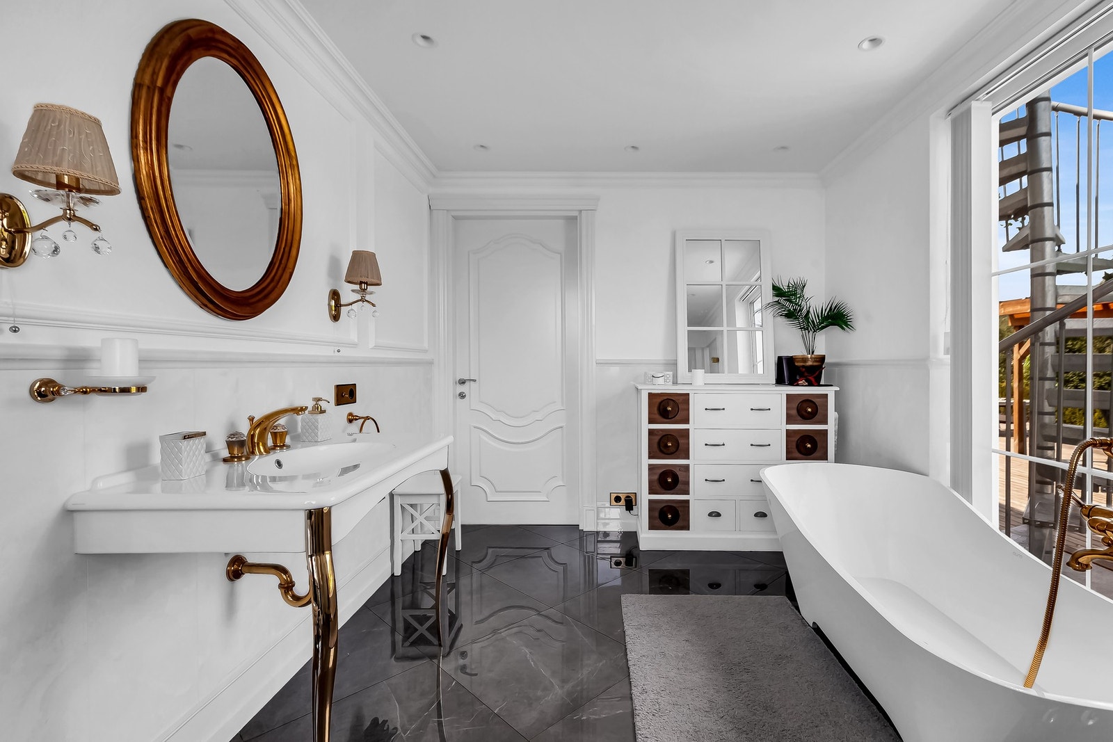 Delikat og stilrent bad med eksklusive detaljer og elegante gullarmaturer. Galleribilde